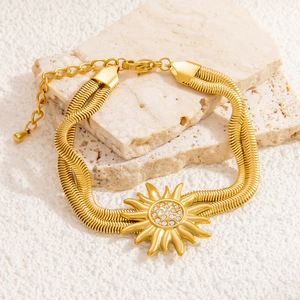 Detail der 18K vergoldeten dreilagigen Schlangenkette mit Sonnenblumen-Anhänger