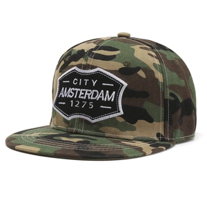 Detail einer Camouflage Snapback Cap mit schwarzem City Amsterdam Stickerei-Aufnäher