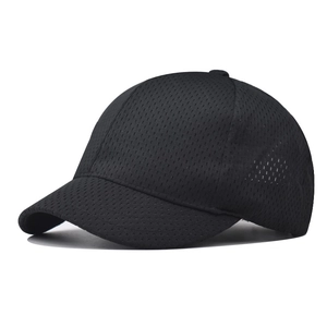 Primer plano del tejido de malla negra transpirable en una gorra minimalista de ala corta
