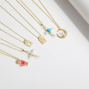 Lot de six colliers dorés vintage avec pendentifs cœur love, perles et croix stylées