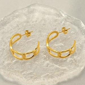 Boucles d'oreilles dorées en acier titane en forme de C avec texture de chaîne