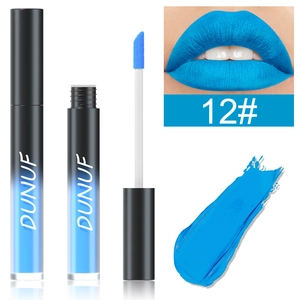 Rouge à lèvres liquide mat bleu avec applicateur et résultat maquillage sur les lèvres