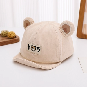 Détail du bonnet pour bébé en velours côtelé beige avec oreilles d'ours douces