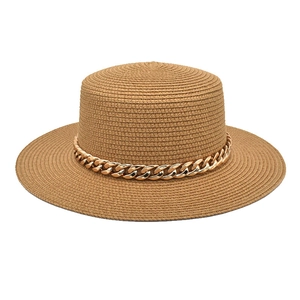 Texture détaillée du chapeau canotier en paille avec chaîne dorée décorative chic