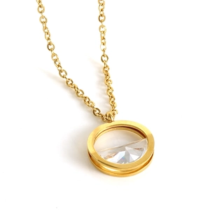 Collier minimaliste en acier inoxydable doré avec pendentif cristal facetté sur fond blanc