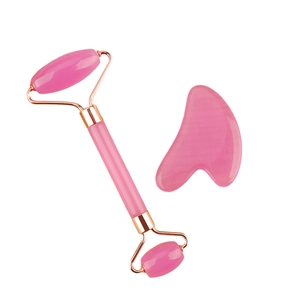 Duo-Gesichtsroller und herzförmiges Gua Sha Set aus rosa Quarz mit roségoldenen Details