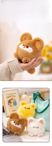 Porte-clés en peluche animaux doux avec fermoir métallique sur décor de bureau cosy