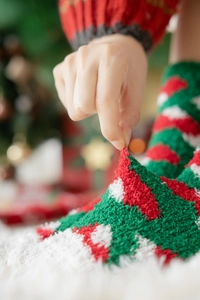 Nahaufnahme des elastischen Bundes bei flauschigen Weihnachtssocken aus Fleece
