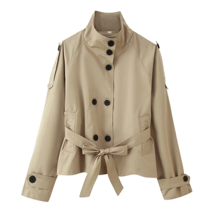 Détail d'un trench-coat court kaki avec boutons à double boutonnage et ceinture ajustable