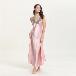 Nuisette longue élégante en satin rose pour femme avec col en V et dentelle grise
