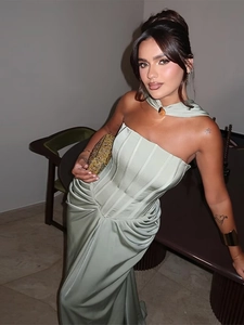 Nahaufnahme eines salbeigrünen Satin-Neckholder-Kleides mit Raffungen und elegantem Fall