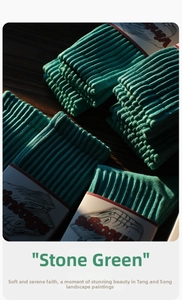 Détail de chaussettes en coton côtelé vert pierre vintage avec étiquettes rétro