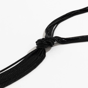 Detailansicht der minimalistischen schwarzen Schlangenkette mit besonderem Knotendesign