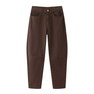 Detail der dunkelbraunen High-Waist-Hose mit weitem Bein, Knopf und Reißverschluss