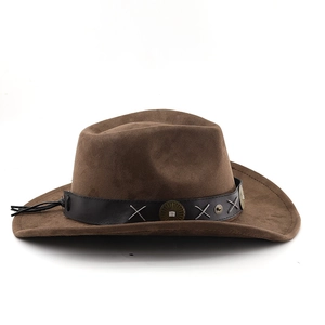 Détail d'un chapeau de cowboy marron en suédine avec une bande ornée de clous en métal