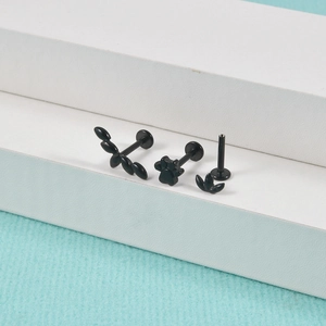 Dreiteiliges schwarzes Edelstahl-Schmuckset mit Blattmotiven und einem Pfotenabdruck-Stecker