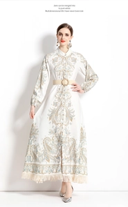 Détail de robe à imprimé paisley avec ceinture tressée et ourlet à franges