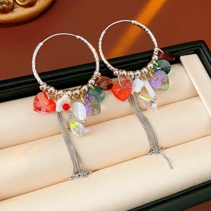 Détails macro de boucles d'oreilles vintage avec cœurs en cristal et pampilles