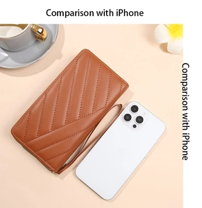 Braune lange Ledergeldbörse mit V-Steppung im Größenvergleich zum iPhone Modell