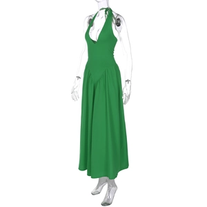 Detail eines grünen Neckholder-Jumpsuits mit tiefem V-Ausschnitt und weitem Beinschnitt