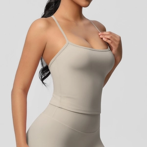 Dettaglio del set yoga beige che mostra la trama del tessuto e la vestibilità aderente