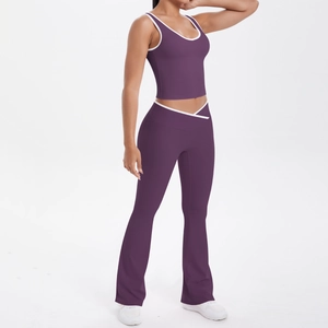 Ensemble de yoga violet avec pantalon évasé à taille en V et haut court à bordure contrastée