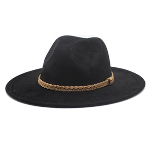 Chapeau de cowboy western classique en daim noir avec bandeau tressé marron sur fond blanc