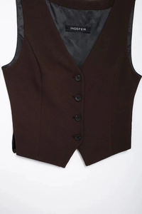 Détail du gilet blazer sans manches marron foncé avec col en V et quatre boutons de fermeture