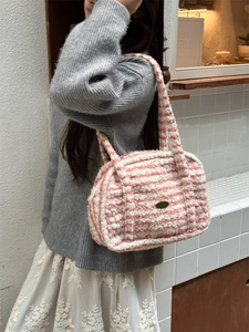 Sac à main en peluche à rayures roses et blanches avec texture douce et logo métal