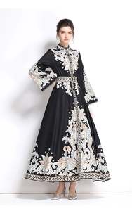 Détail de robe longue à imprimé baroque vintage avec manches évasées et col en V