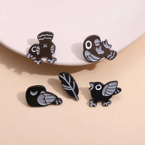 Broches En Émail Oiseau Noir Dessin Animé Alliage Zinc Punk Corbeau Plume Badges Pour Sac À Dos Vêtements Décoration