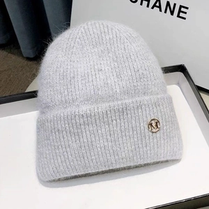 Winter beanie in light gray knit with a golden M metal logo and ribbed cuff design