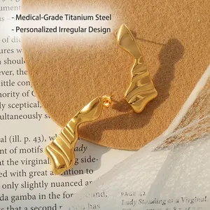 Créoles ondulées irrégulières en acier titane chirurgical plaqué or 18 carats