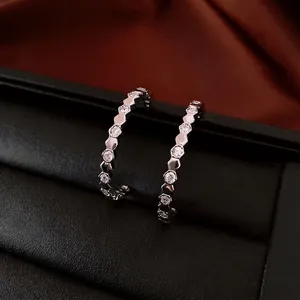 Boucles d'oreilles créoles en argent avec monture alvéolée et pierres en zircone