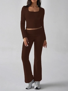 Ensemble de sport deux pièces pour femme avec haut court marron et pantalon évasé chic