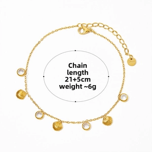 Vue détaillée du bracelet de cheville en acier inoxydable avec coquillages dorés