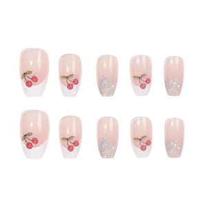 Faux ongles ballerine courts roses avec cerises peintes et pointes pailletées