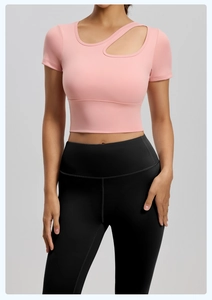 Top corto da yoga rosa con scollo asimmetrico e design aderente per fitness sportivo