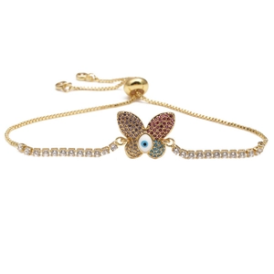 Details eines verstellbaren Goldarmbands mit buntem Zirkon-Schmetterling und Auge