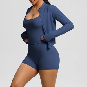 Dreiteiliges Yoga-Set mit dunkelblauer Jacke, Tanktop und Shorts in der Seitenansicht