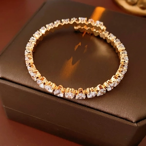 Detailed macro view showing the gold heart-shaped镂空 cutout design and paved zircons