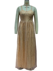 Vue détaillée des paillettes dorées champagne sur une robe de soirée sans manches