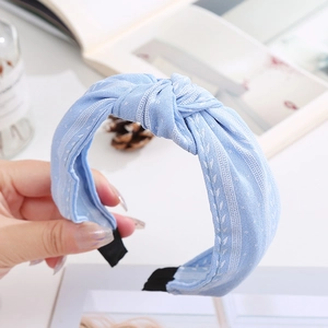 Serre-tête en tissu bleu clair avec nœud et motif blanc pour cheveux de femme