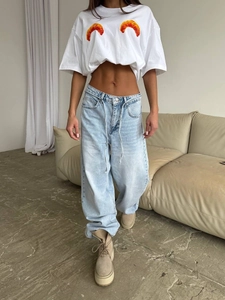 Damen-Crop-Top mit Croissant-Print und hellblaue Wide-Leg-Jeans im Set