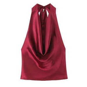 Haut licou en satin bordeaux brillant avec dos nu et texture soyeuse et lisse