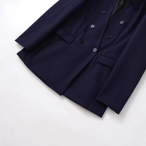 Blazer doppiopetto blu navy da donna con revers classici e tasche con patta