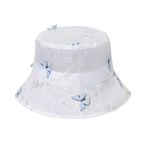 Chapeau bob en maille blanche respirante avec broderies de papillons bleus d'été