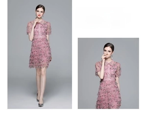 Détail de la robe rose fleurie en mousseline avec col à revers et jupe à plusieurs niveaux