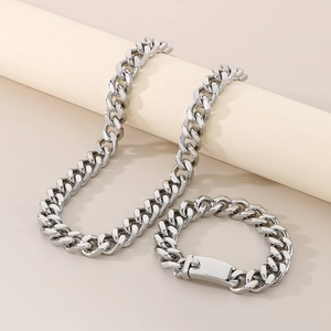 Ensemble collier et bracelet à mailles cubaines en argent 13mm sur fond beige poli