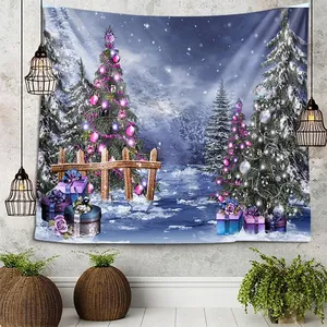 Detail van kerstwandtapijt met besneeuwd bos en versierde boom aan de muur